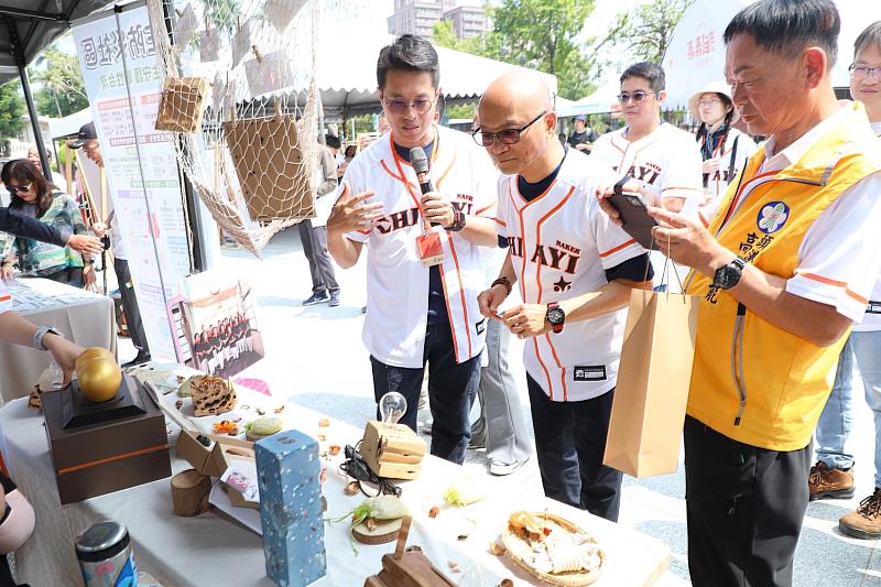 陳永豐副市長觀賞社區共好主題展。