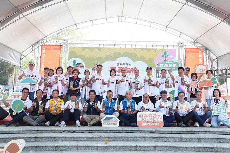 陳永豐副市長於嘉義自造「好嘉森命力」社區規劃師成果展合影。