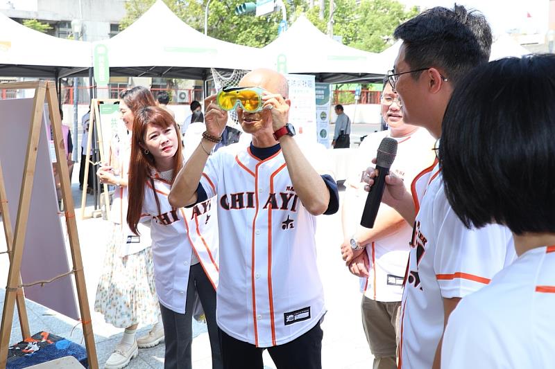 陳永豐副市長觀賞社區共好主題展。