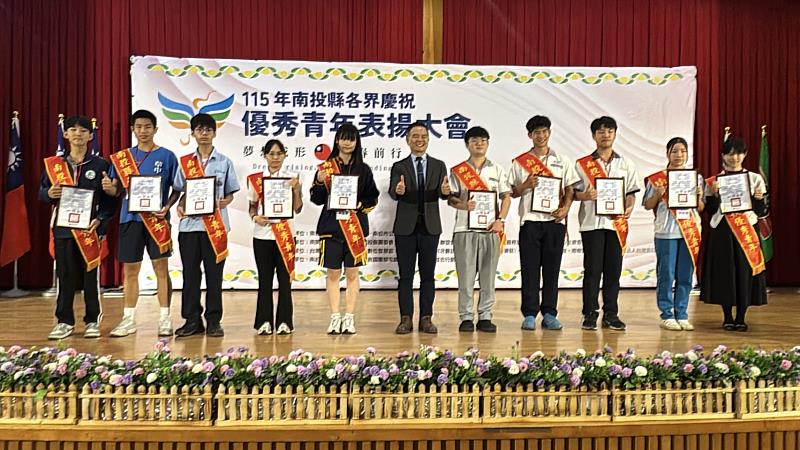 頒發當選證書。