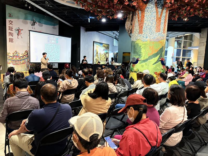 文化局長謝育哲向民眾介紹市民bar音樂會。