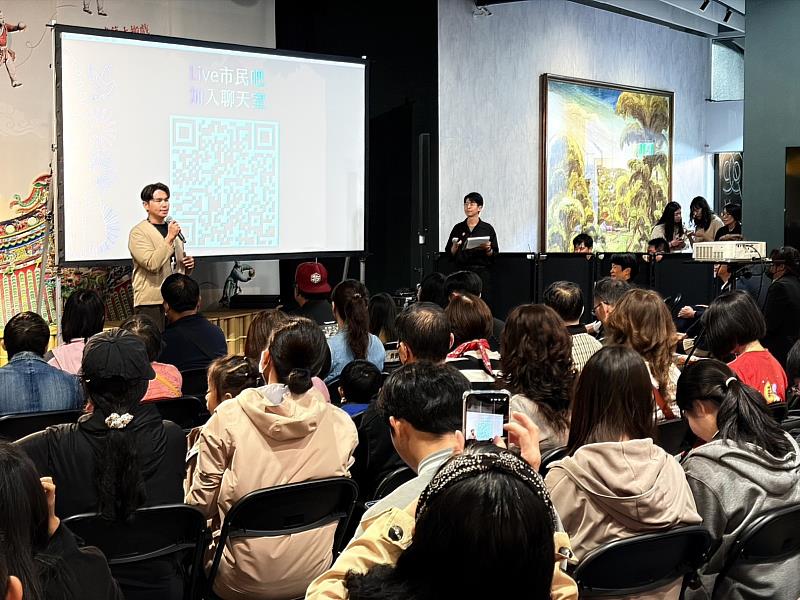 文化局長謝育哲向民眾介紹市民bar音樂會。