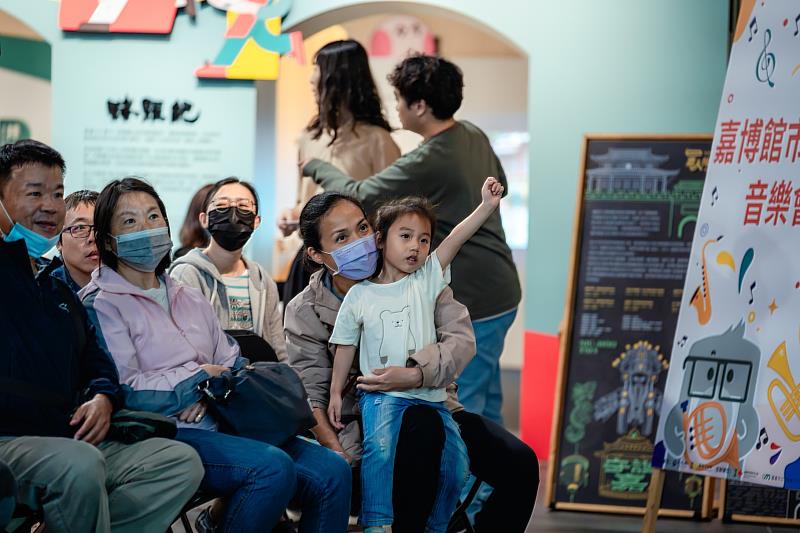 民眾參與嘉義市立博物館市民bar音樂會。