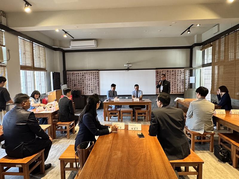 南開科技大學與優秀青年座談會。