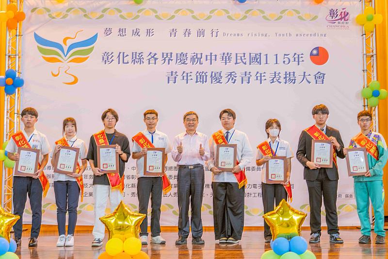 頒發中等學校優秀青年表揚狀。