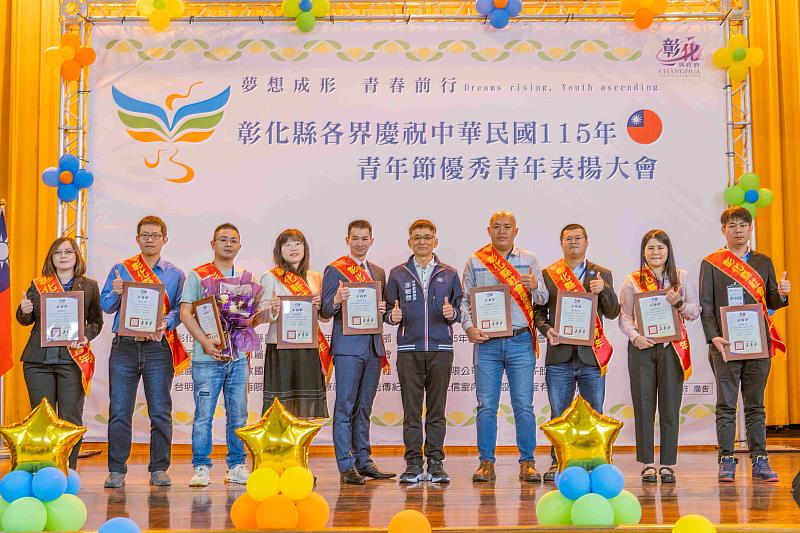 頒發社會優秀青年表揚狀。