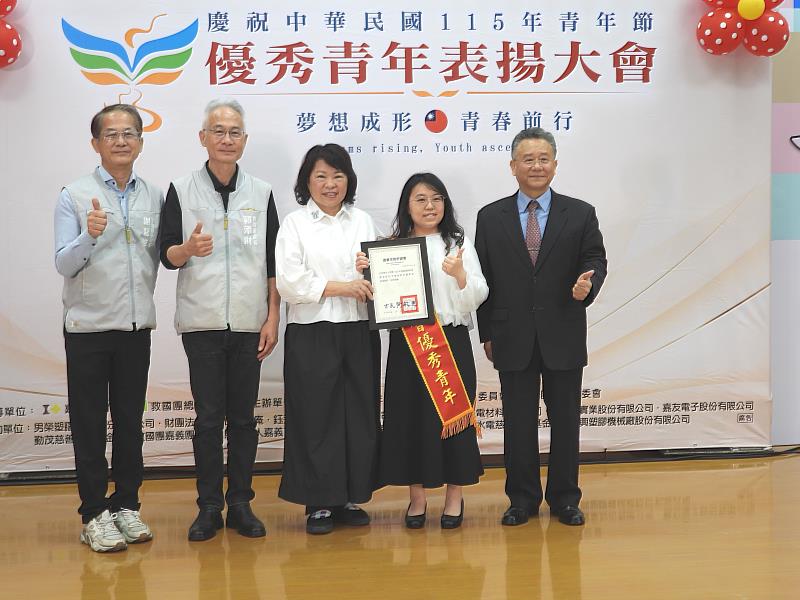 黃敏惠市長頒發社會優秀青年獎狀（宣信國小吳貞慧專輔老師）。