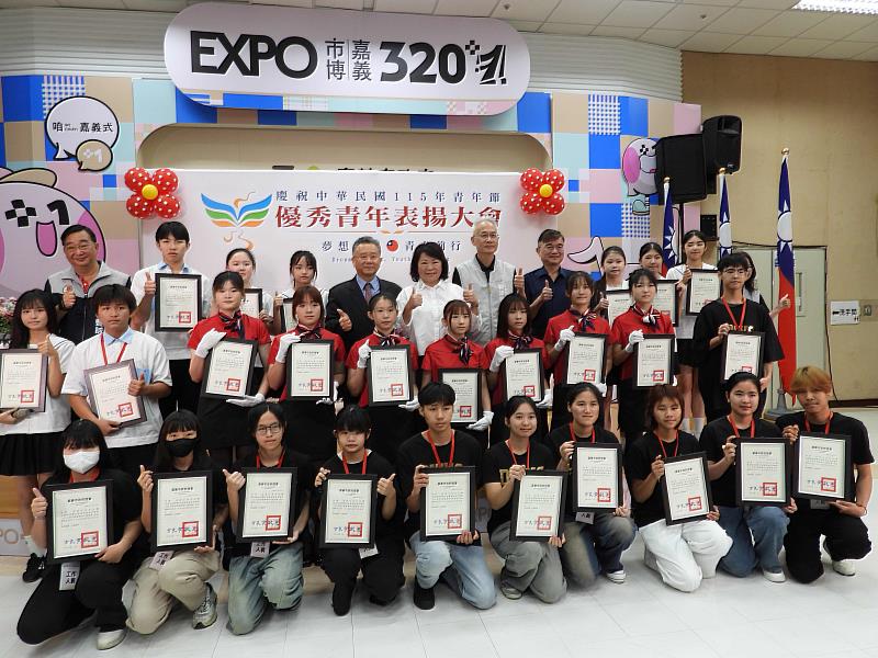 黃敏惠市長頒發感謝狀予東吳高職115年青年節籌備委員會同學。