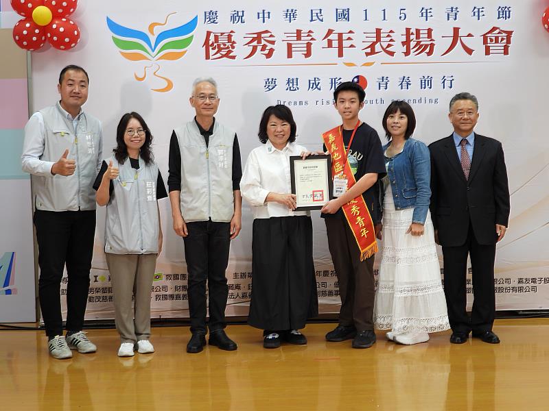 黃敏惠市長頒發學校優秀青年獎狀（北興國中葉柏辰同學）。