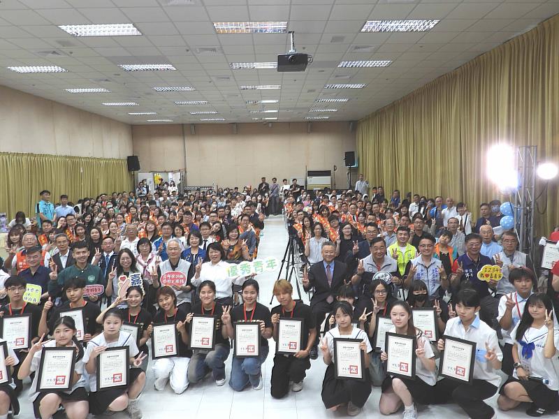 黃敏惠市長、與會貴賓及受獎優秀青年大合影。