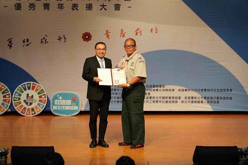 侯友宜市長與社會優秀青年合影。
