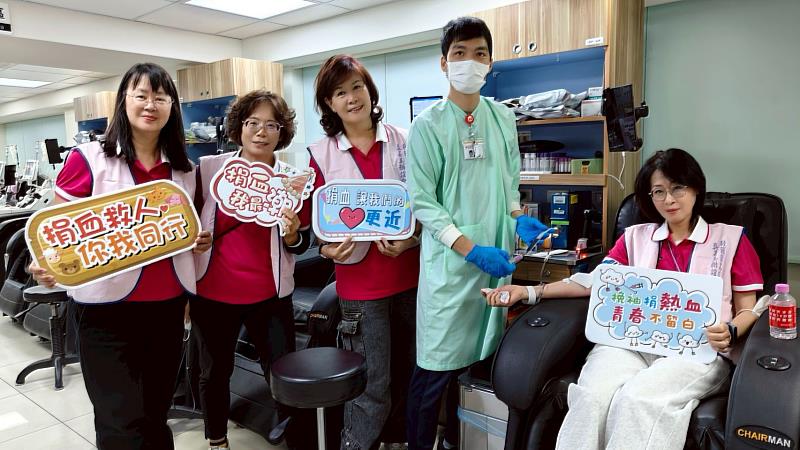 救國團高雄市團委會青年節挽袖捐熱血。