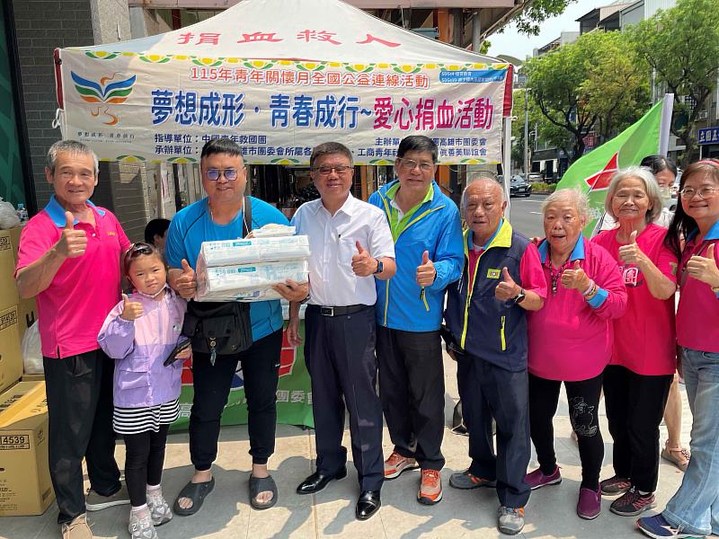救國團高雄市團委會青年節挽袖捐熱血。