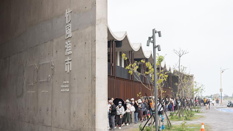 竹風漁市自開幕以來人潮持續湧現。