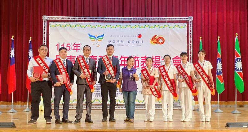 屏東縣議會林郁虹議員與屏東縣社會優秀青年合影。