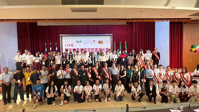 「夢想成形．青春前行」115年屏東縣優秀青年表揚大會合影。