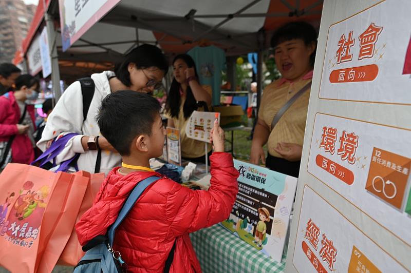 圖1、由身心障礙青年擔任引導者,帶領參與者完成任務,透過互動建立學生信心。