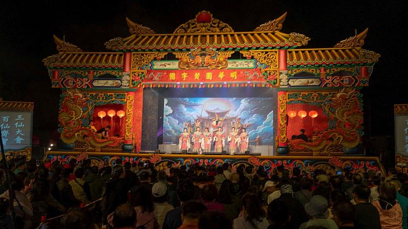 明華園戲劇團帶來傳統戲曲演出。