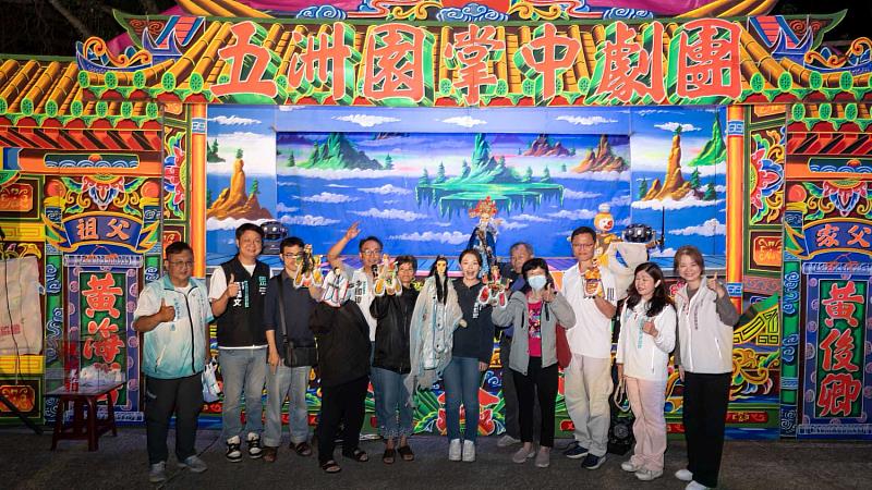 五洲園掌中劇團演繹「客家草龍傳說」,高虹安市長與市民共賞布袋戲之美。