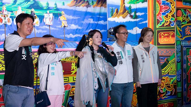 五洲園掌中劇團演繹「客家草龍傳說」,高虹安市長與市民共賞布袋戲之美。