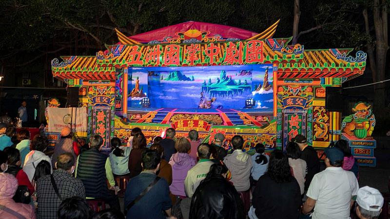 五洲園掌中劇團由國寶級木偶大師黃海岱創立，是臺灣最具代表性的布袋戲團體之一。