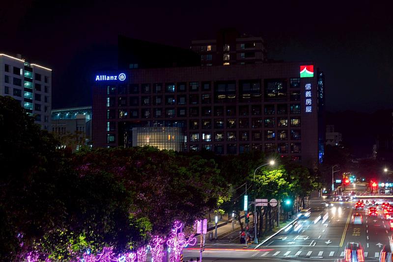 信義房屋響應關燈一小時活動，關閉招牌燈（關閉前）。