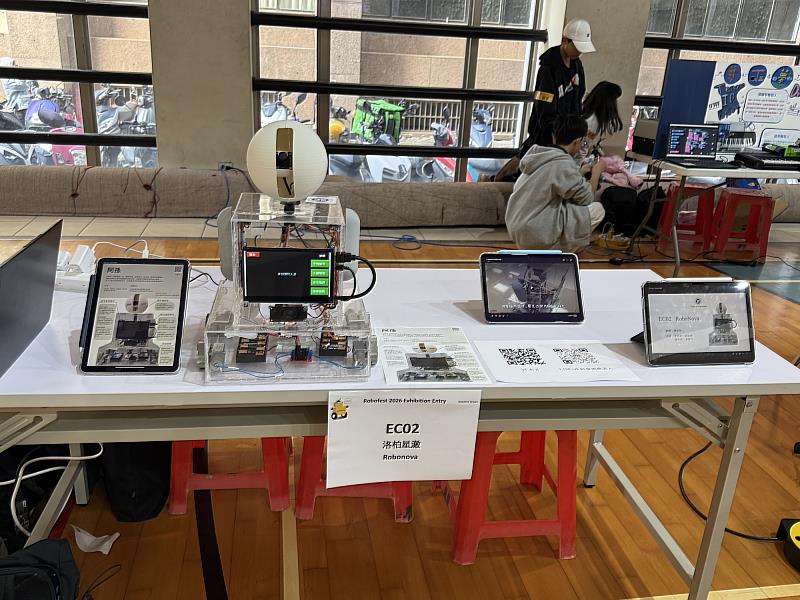 阿孫」隊結合「跌倒偵測」與「趣味復健」的機器人。