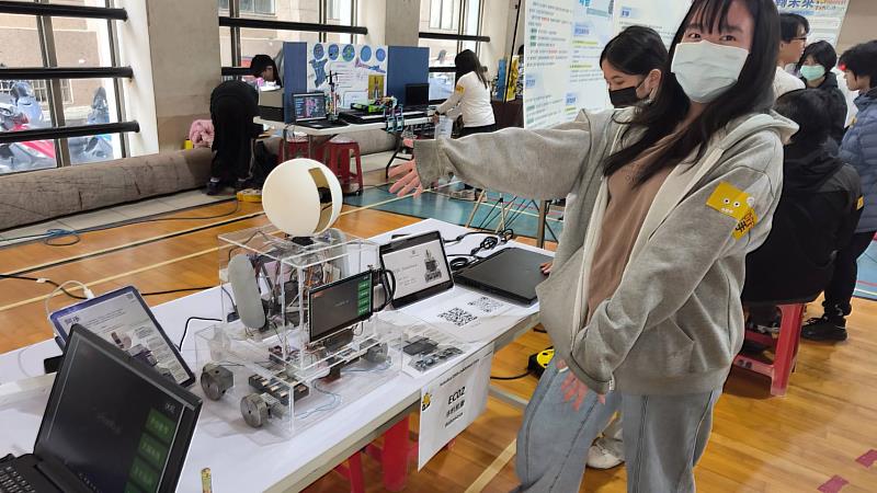 「阿孫」隊結合「跌倒偵測」與「趣味復健」的機器人。