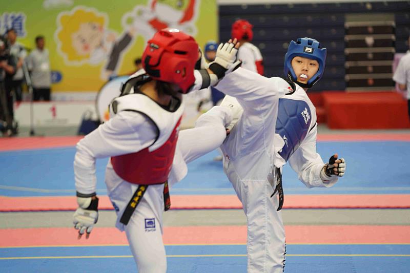 嘉義縣首面獎牌入袋 陳彥蓉勇奪跆拳道對打49公斤級銀牌