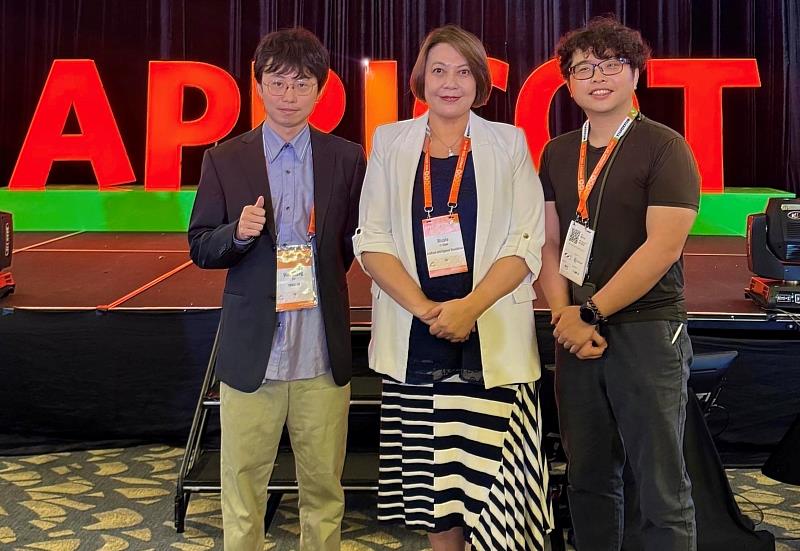 【跨域對話】前NCC主委詹婷怡（中）與林韋成（左）、台灣網際網路協會常務監事薛福仁（右）合影，體現政策與技術的深度融合。