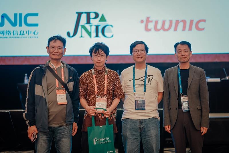 【領航之姿】APNIC 執行委員會主席黃勝雄(右1)、楊金時(右2)與南臺科大林韋成(左2)及TWNIC葉信源工程師合影,展現臺灣在國際網路治理的關鍵參與。