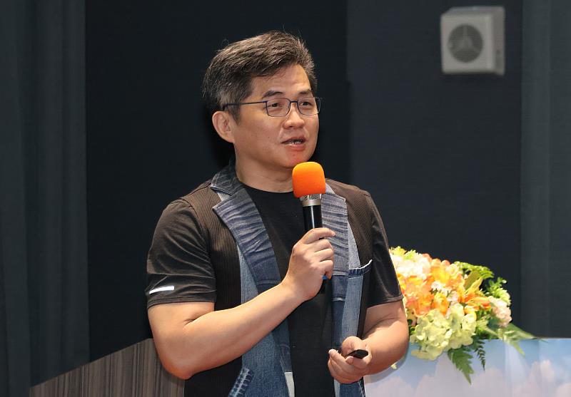樹冠影響力投資公司楊家彥執行長，分享如何透過SROI（社會投資報酬）協助組織衡量全面價值。（圖／淡江大學提供）