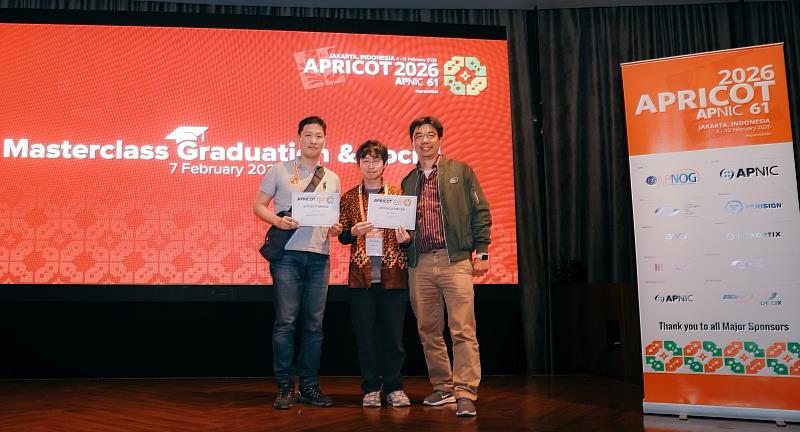 【大師認證】南臺科大林韋成（中）與國網中心工程師林書呈（右）、王洋銘（左）於APRICOT MasterClass結訓典禮獲頒大師證書，專業能量深獲肯定。