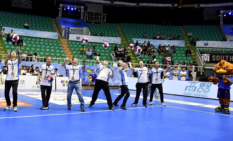 開球儀式別具巧思，由陳建志董事長率先傳球給校院首長，隨後全體首長齊力發球，象徵高醫校院緊密協作，將醫療專業轉化為運動員最堅實的健康後盾。