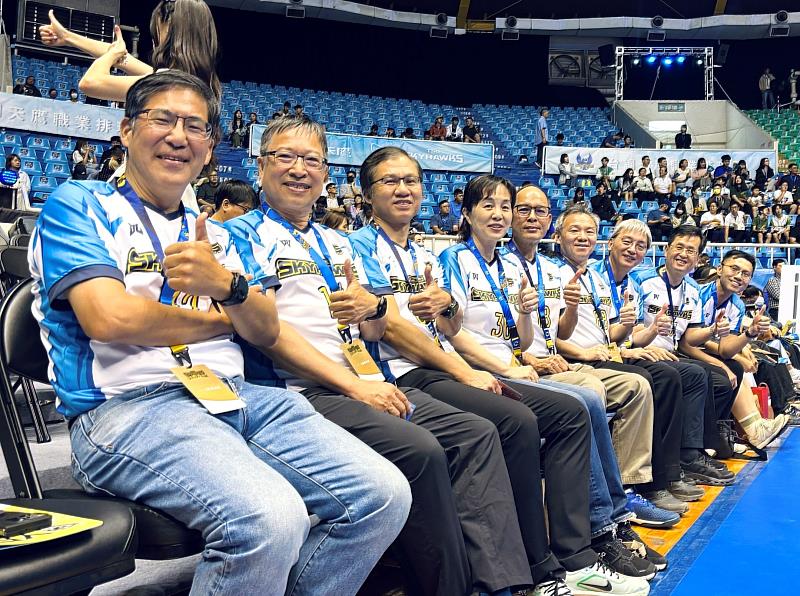 高醫體系與職業球隊的合作，正是落實「從醫院走向社會」的重要一步，校院首長不只開球，還在場邊幫球員加油，期盼帶動全民運動風氣，落實「健康台灣」。