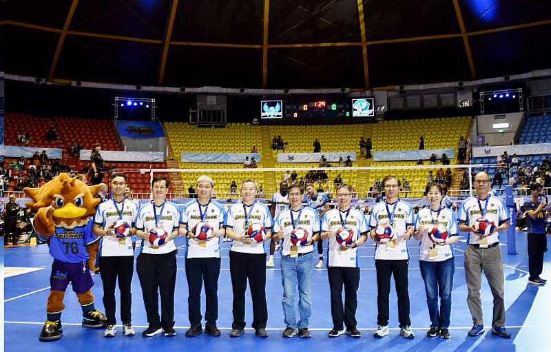 開球儀式由高醫大陳建志董事長（右5）親自領軍，率領高醫大余明隆校長（右4）、林志隆副校長（右3）、周汎澔副校長（右2）、黃友利副校長（右1），以及高醫大附設中和紀念醫院戴嘉言副院長（右6）、高醫大附設高醫岡山醫院黃炫廸院長（右7）、高雄市立小港醫院洪志興院長（右8）與高雄市立旗津醫院楊禮嘉醫務秘書（右9）共同出席