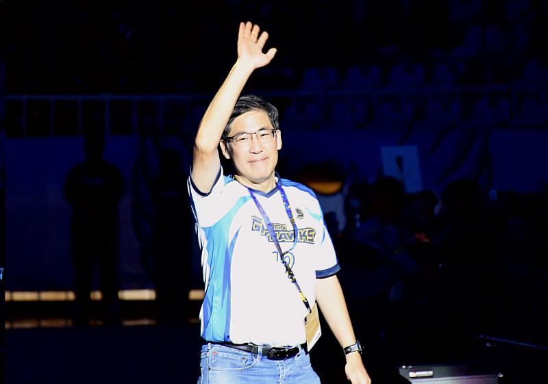 高醫陳建志董事長率領校院首長齊力發球，展現高醫「校院齊發」守護全民健康的行動力與影響力。