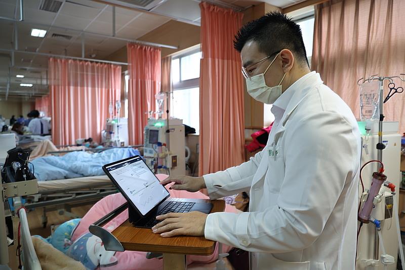 東區全人轉型目標為建立標準化、具備韌性的交換核心全國健康數據平台,將能大幅減輕醫護負擔,讓醫療機構、民眾和政府都能善加運用以提升全民健康。示意圖為花蓮慈院AI中心工程師維護「血液透析平台」,平台可標準化,並整合花蓮、玉里、關山等偏鄉病人資料、用藥、醫囑及檢驗結果,讓醫師可以於臨床直接了解並預知病人狀況,不受交通中斷影響。(攝影/江家瑜)