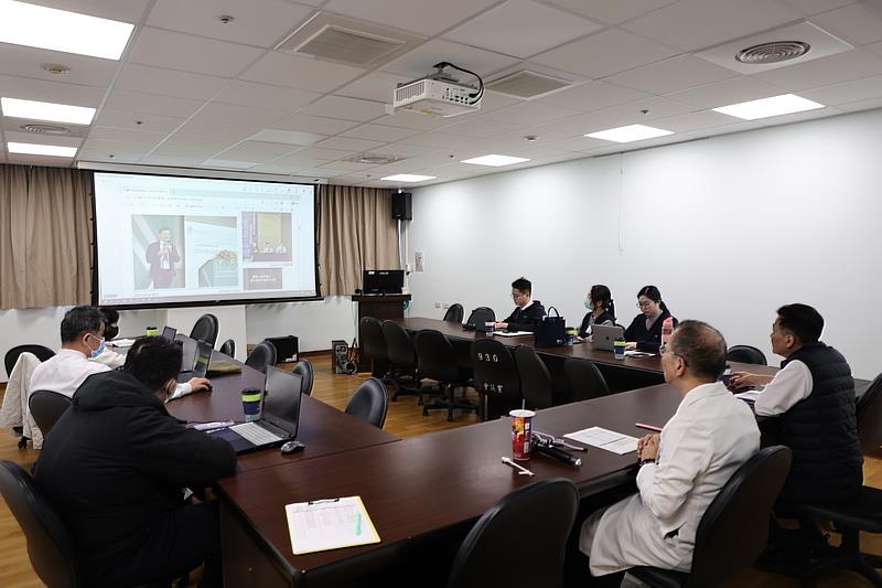 為了讓首次實施的政策和執行更加完善周詳，東區全人推動各組都會進行多次專家會議，數位發展部的王復中處長於健康資料組第3次會議中，透過視訊在會中分享了數位政府的轉型經驗以及醫療敏感資料的資安防護與醫療實務建議。（攝影/吳宛霖）