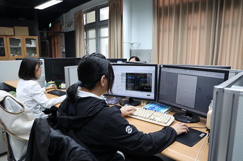 東區全人轉型目標為建立標準化、具備韌性的交換核心全國健康數據平台,將能大幅減輕醫護負擔,讓醫療機構、民眾和政府都能善加運用以提升全民健康。示意圖為花蓮慈院AI中心工程師維護「血液透析平台」,平台可標準化,並整合花蓮、玉里、關山等偏鄉病人資料、用藥、醫囑及檢驗結果,讓醫師可以於臨床直接了解並預知病人狀況,不受交通中斷影響。(攝影/江家瑜)