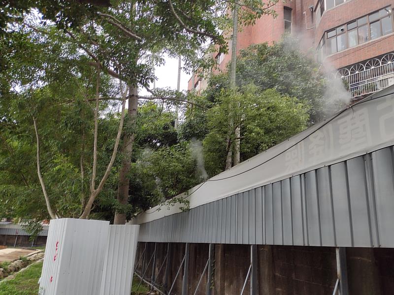 營建工程建置科技化連動灑水設備抑制揚塵。