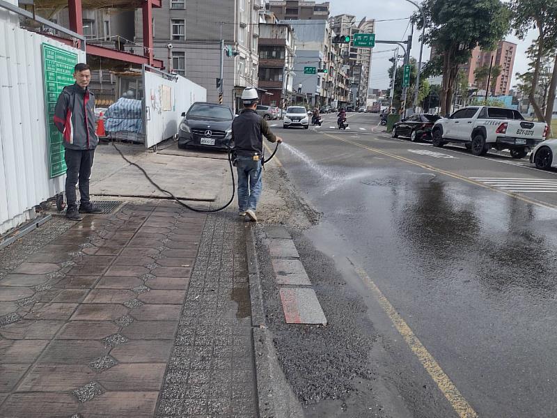 營建工程使用加壓沖洗設備清潔周邊道路。