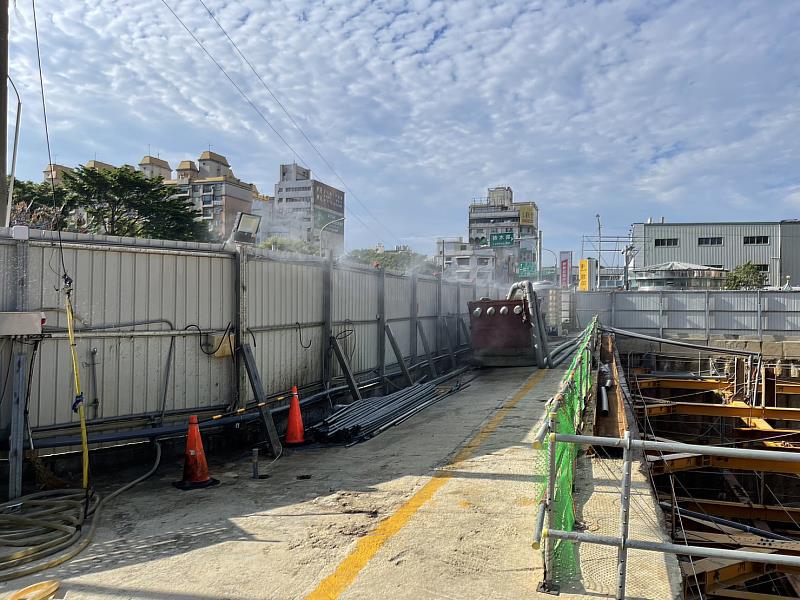 營建工程建置科技化連動灑水設備抑制揚塵。