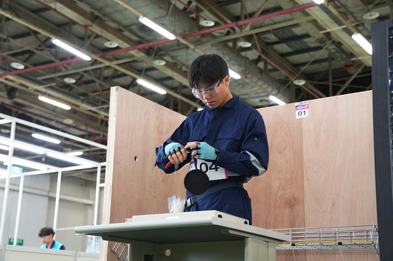 由中彰投分署與台中高工共同培訓選手蔡秉諺奪下本屆中區分區技能競賽「資通訊網路建置」職類金牌。