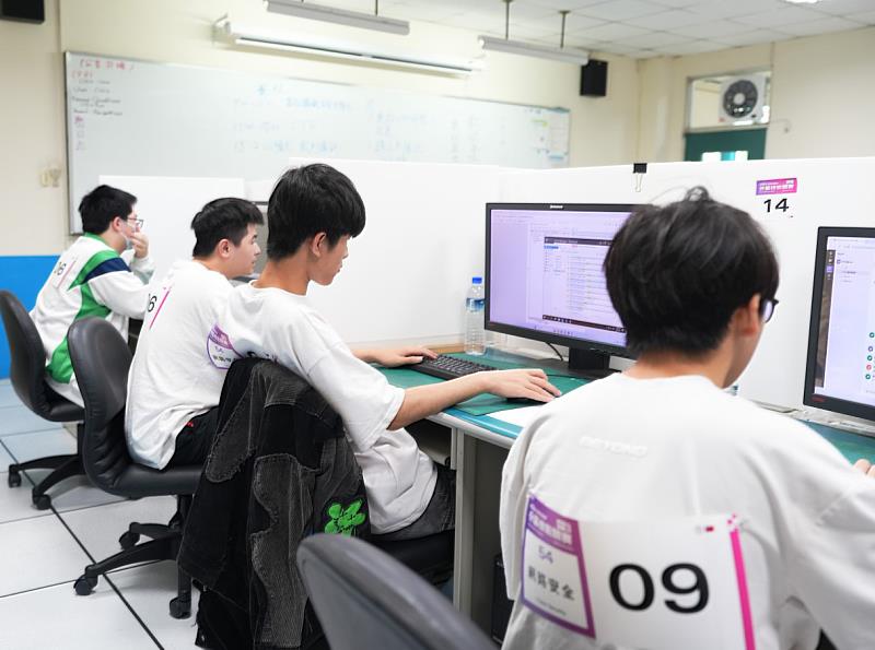 網路安全」職類比賽情形，左2為中區分區賽金牌選手范揚健。