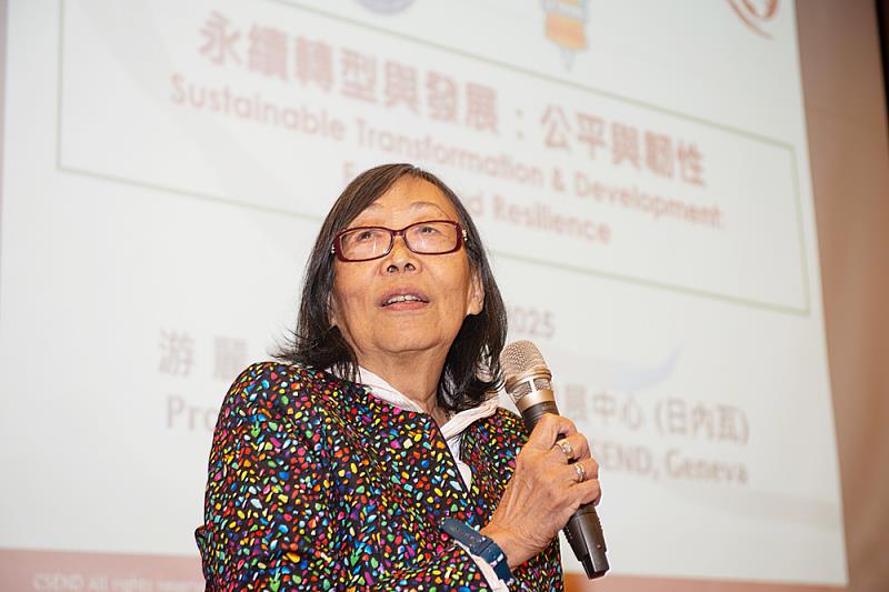 游麗嘉博士以心理學觀點分享自我與成長的體悟,強調「蛻變就是活著」與「對自己最大的尊敬,就是不放棄自己」。