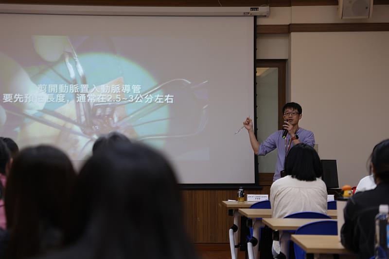 台北馬偕兒童醫院徐綱宏醫師在嬰幼兒葉克膜體外循環醫療的臨床經驗非常豐富，除了說明體外維生系統應用於兒童急重症的適應症、併發症之外，也以多個臨床病例分享臨床實務及決策過程。