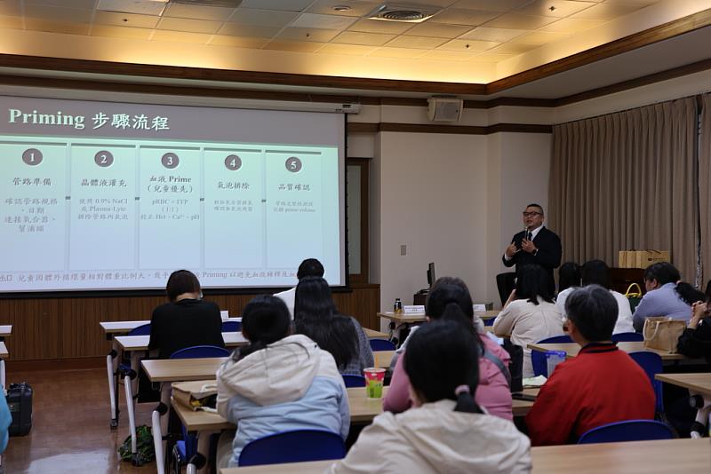 中醫大附設醫院體循師涂佑羽分享他在葉克膜管路建置、系統準備(priming)及生理監測的實務操作知能。