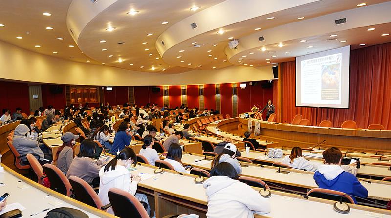 演講由全球永續議題延伸至生命本質，將抽象的國際議題轉化為貼近人心的思考，學生也重新理解自身在變動時代中的位置。