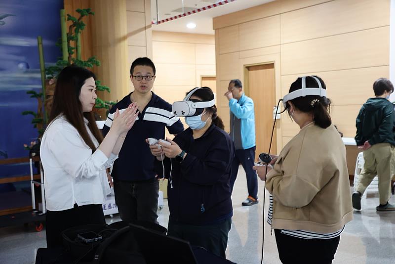 葉克膜虛擬實境（VR）訓練系統吸引學員體驗。左2為花蓮慈濟醫院心臟血管外科主任詹津祐醫師。